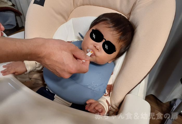 ファーストスプーン離乳食を食べる赤ちゃん
